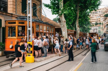 Kalabalık turist almak eski vintage Tramvayda, Mallorca