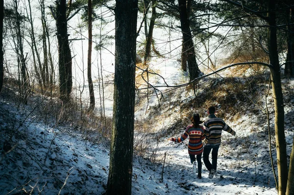 Coppia che si tiene per mano scappare nella foresta — Foto Stock