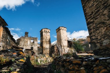 Kaldırım taşı, Ushguli, Svaneti, Gürcistan ile Svan kuleleri ve machub ev