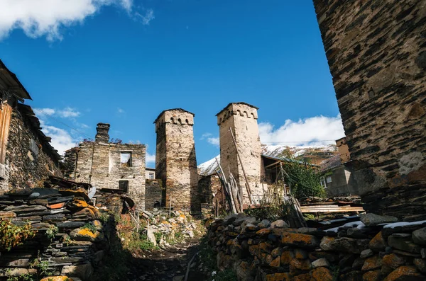 Svan torn och machub hus med STENPLATTA, Ushguli, Svanetien, Georgien — Stockfoto
