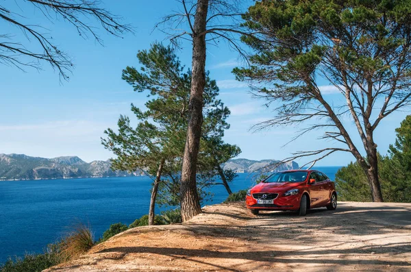 Seascape Středozemního moře s červeným autem Volvo, Mallorca, Španělsko — Stock fotografie