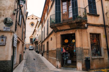 Dar dolambaçlı sokakları Pollensa tarihi kent parçası geleneksel taş evler, Hediyelik eşya mağazaları ve Ortaçağ Kilisesi, Mayorka Adası