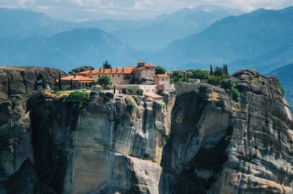 Utsikt över den heliga klostret St Stephen på klippan vid komplex av Meteora klostren i Grekland. Branta klippor och berg i dalen av Thessalien — Stockfoto