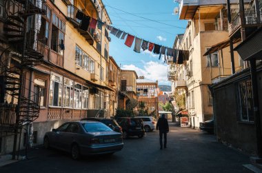 Bir evde eski Tbilisi avlusu