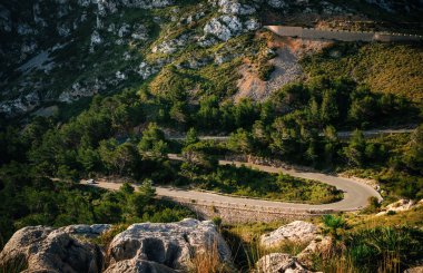 Cape Formentor, Mallorca, İspanya yakınındaki dağ dolambaçlı yol