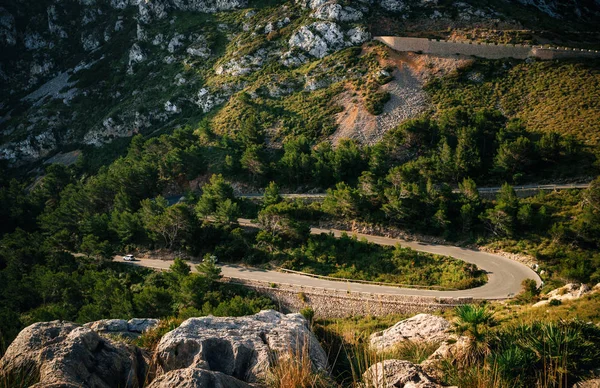 Kronkelende weg in berg in de buurt van Cape Formentor, Mallorca, Spanje — Stockfoto