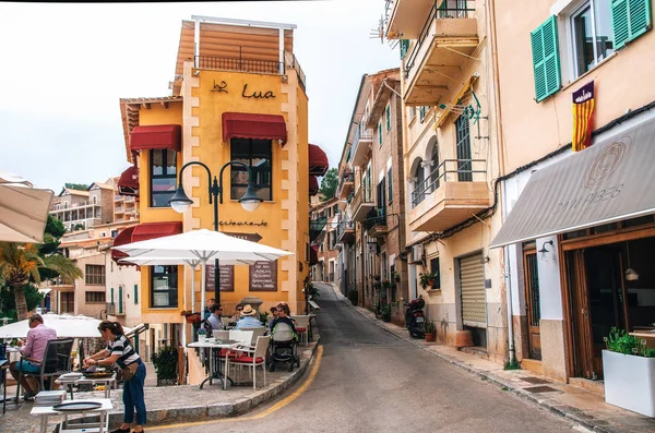 Små färgglada byggnader med mysiga utomhus restauranger i Puerto de Sóller, Mallorca — Stockfoto