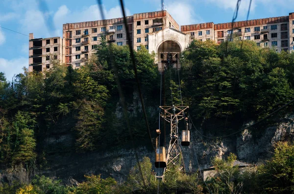 Yıkık hava eski kablo arabaya Chiatura. Gürcistan'ın endüstriyel Simgesel Yapı.