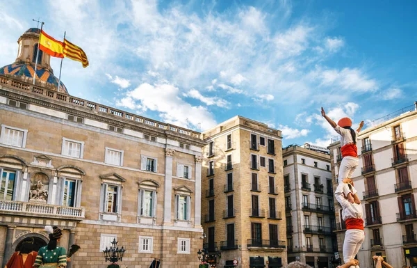 Castellers de Barcelona і гігант ляльки на Корпус-Крісті — стокове фото