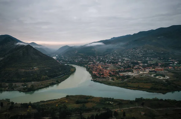 Vista aérea de la ciudad turística de Mtskheta con confluencia de los Aragvi y Kura por la mañana . — Foto de Stock