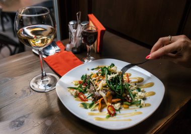 Kadın sığır dil ile sağlıklı lezzetli salata yiyor