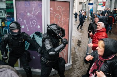 Kalkanlar sıradan vatandaşların ve Minsk'te protestocular karşı özel polis birimi