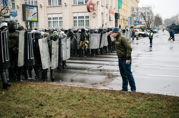 Специальное подразделение милиции со щитами против демонстрантов в Минске — стоковое фото