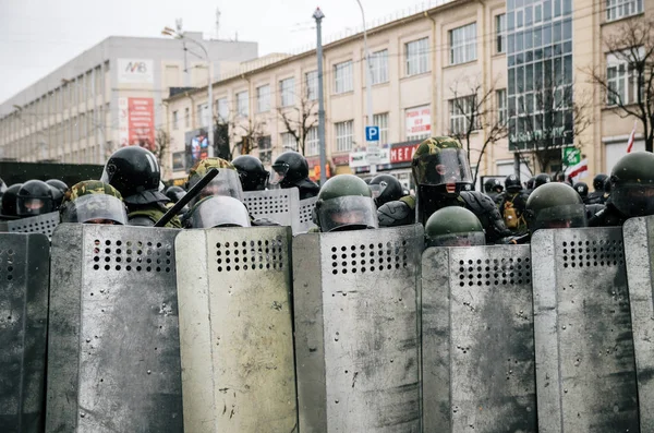 Unidad especial de policía con escudos contra manifestantes en Minsk — Foto de Stock