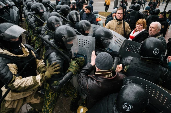 Zvláštní policejní jednotka s ochranou proti demonstrantům v Minsku — Stock fotografie