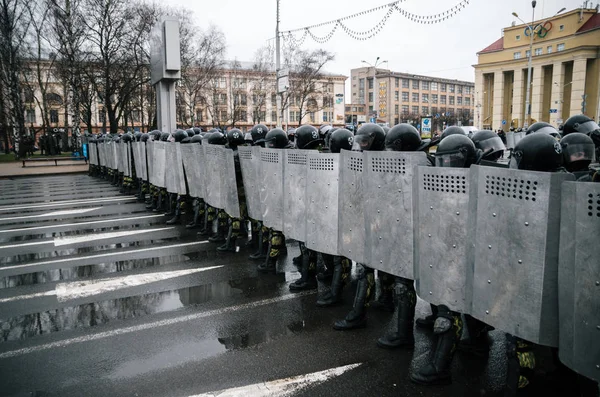 Unidade policial especial com escudos contra manifestantes em Minsk — Fotografia de Stock