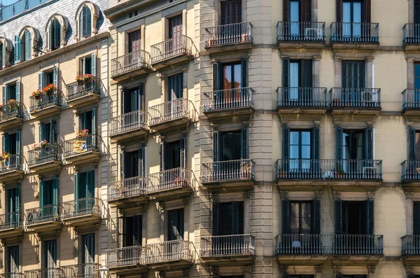 Detalhe do edifício residencial modernista em Born, Barcelona, Espanha . — Fotografia de Stock