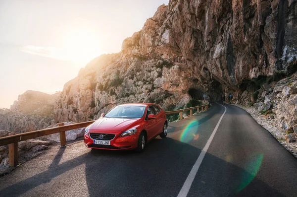 Viaje por carretera a la montaña con coche rojo Volvo, Mallorca, España — Foto de Stock