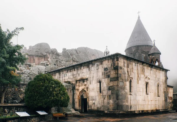 Klasztor Geghard lub Geghardavank we mgle. Położony w Prowincja Kotajk. — Zdjęcie stockowe