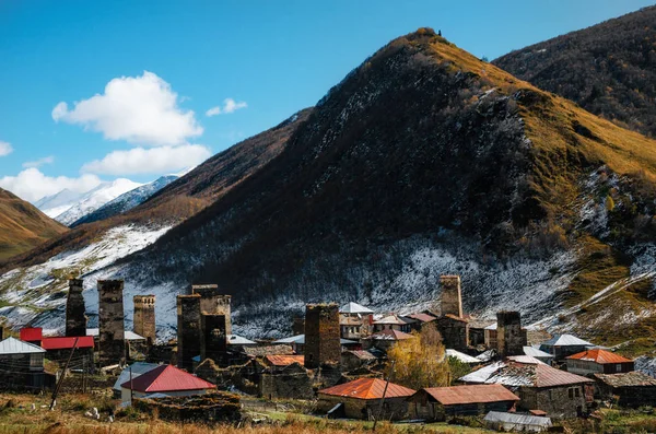 SVAN wieże w wiosce Chazhashi w Uszguli gminy u podnóża góry. Kaukaz, Górna Swanetia Gruzja — Zdjęcie stockowe