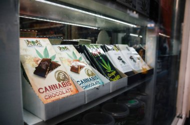 Amsterdam şehir merkezinde akıllı bir dükkanda marihuanayla çikolata bar satmak.