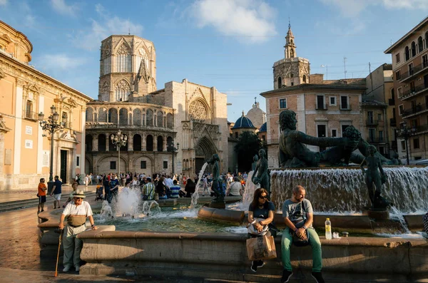 Plaza de la Virgen Cathedral Square in Valencia in de avond — Stockfoto