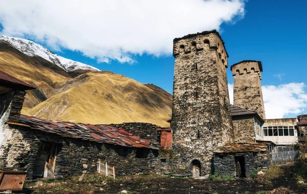 Svan torn och machub hus med STENPLATTA, Ushguli, Svanetien, Georgien — Stockfoto