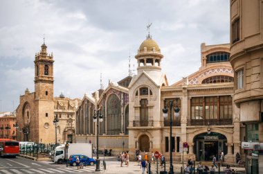 Mercado orta piyasa ve Santos Juanes Kilisesi Valencia