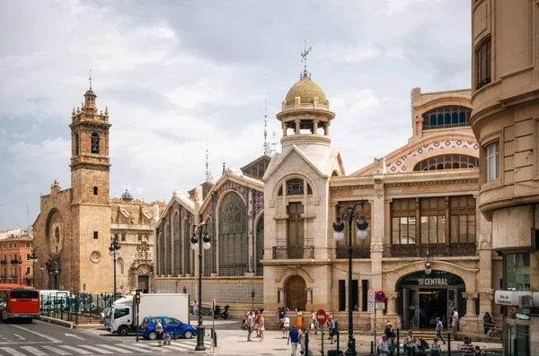 Mercado Central Market och Santos Juanes kyrka i Valencia — Stockfoto