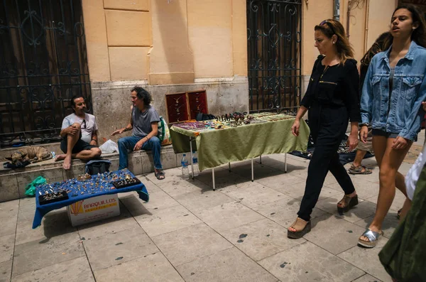 Блошиный рынок с продавцами и туристами, Валенсия, Испания — стоковое фото