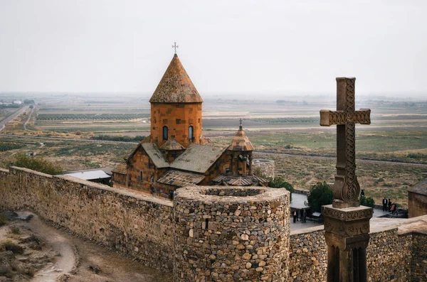 Крест перед Хор Вирап, Армения — стоковое фото