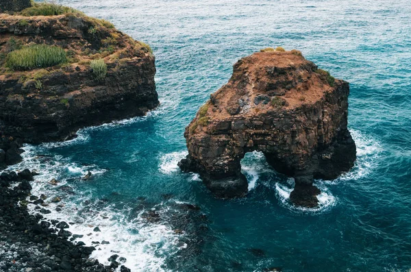 テネリフェ島の自然のアーチのロス Roques ビーチ — ストック写真