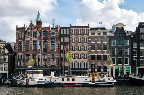 Houseboats and Dutch architecture in Amsterdam — Stock Photo, Image