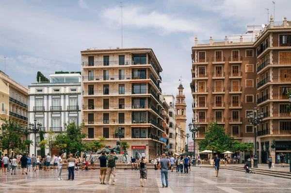 Moderne gebouwen op het plein van de kathedraal van Valencia — Stockfoto