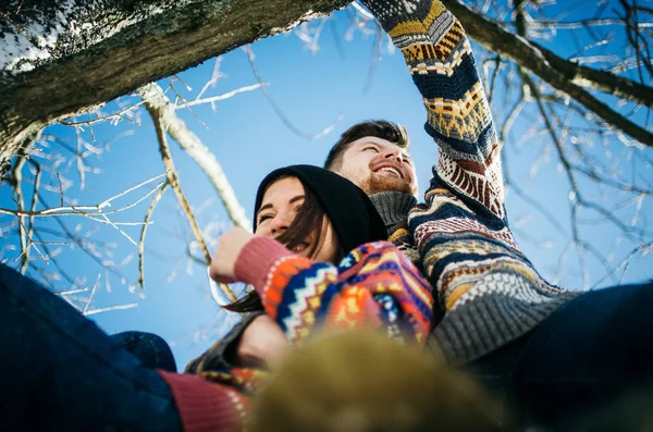 La pareja de la felicidad abraza. Joven hombre abraza chica en rama de árbol . — Foto de Stock