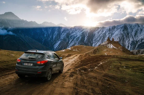 Viaje todoterreno a la montaña en el Cáucaso, Georgia . — Foto de Stock