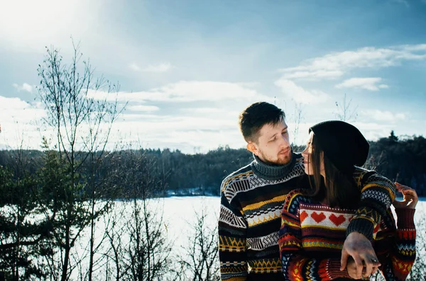 Casal de felicidade abraça. Jovem abraça uma menina . — Fotografia de Stock