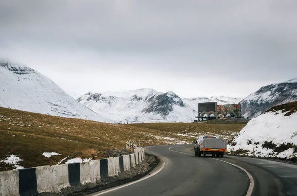 Gürcü askeri yol. Dolambaçlı yol dağlar arasında. Gürcistan.