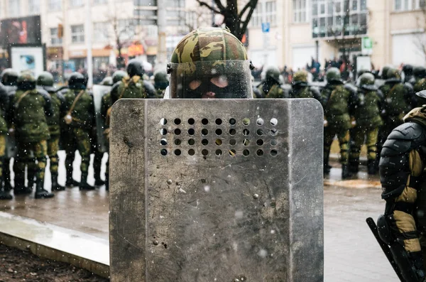 Speciale politie-eenheid met schilden tegen de demonstranten in Minsk — Stockfoto