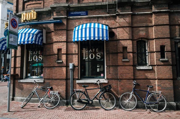 Велосипеды припаркованы возле кафе в центре Амстердама, Нидерланды — стоковое фото