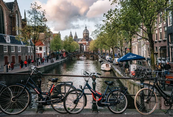 Bicycles parked along the bridge. Canal of Amsterdam — Stock Photo, Image