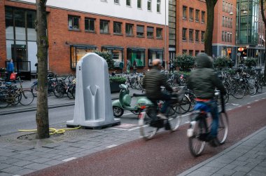 Amsterdam'daki Outdooe cadde Pisuvar