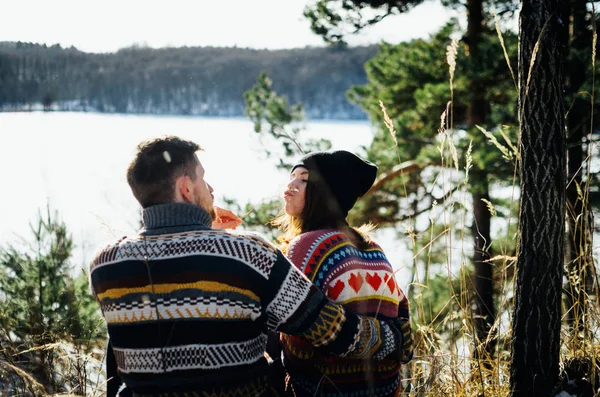 Pasangan lucu gembira dalam pakaian hangat — Stok Foto