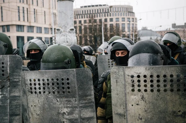 Ειδικής αστυνομικής μονάδας με ασπίδες εναντίον διαδηλωτών στο Μινσκ — Φωτογραφία Αρχείου