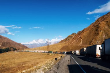 Gürcistan Askeri Road sırasındaki kamyon sıraya girin