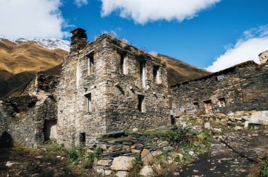 Kaldırım taşı, Ushguli, Svaneti, Gürcistan ile Svan kuleleri ve machub ev