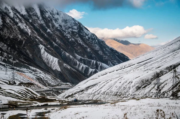 Strada militare georgiana. Si snoda tra le montagne. Georgia . — Foto Stock