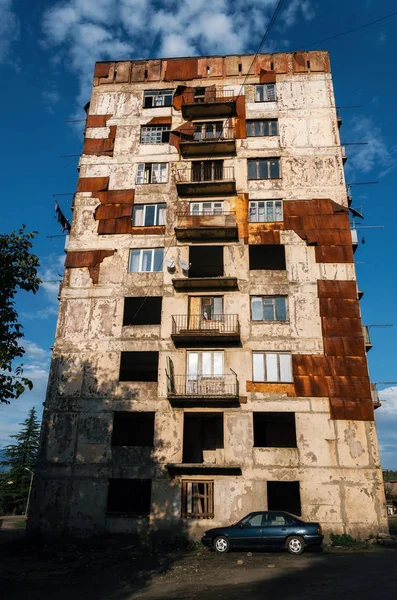 Terk edilmiş yıkılan eski konut daire ev Chiatura, Gürcistan