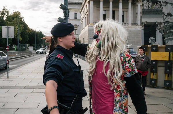 İnsanlar yapar ve palyaço kostümleri Avusturya kamusal alanda tam yüz peçe yasağı karşı protesto — Stok fotoğraf