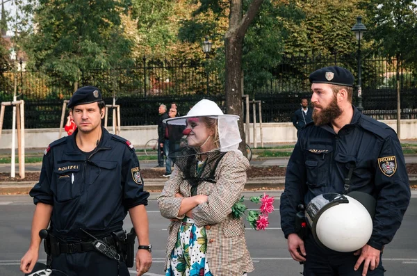 İnsanlar yapar ve palyaço kostümleri Avusturya kamusal alanda tam yüz peçe yasağı karşı protesto — Stok fotoğraf